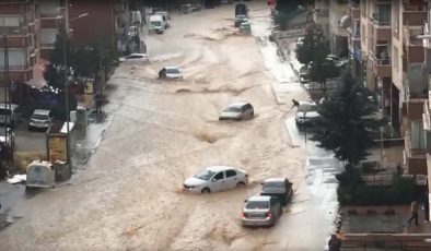 Ankara’da sel: Caddeleri su bastı, araçlar sürüklendi