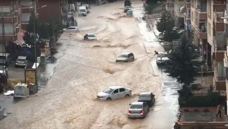 Ankara’da sel: Caddeleri su bastı, araçlar sürüklendi