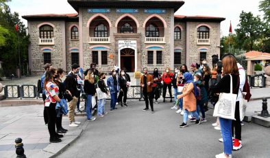 Ankara Büyükşehir Belediyesinden okumaya gelen öğrencilere kent gezisi
