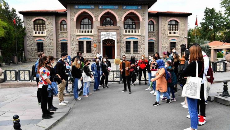 Ankara Büyükşehir Belediyesinden okumaya gelen öğrencilere kent gezisi