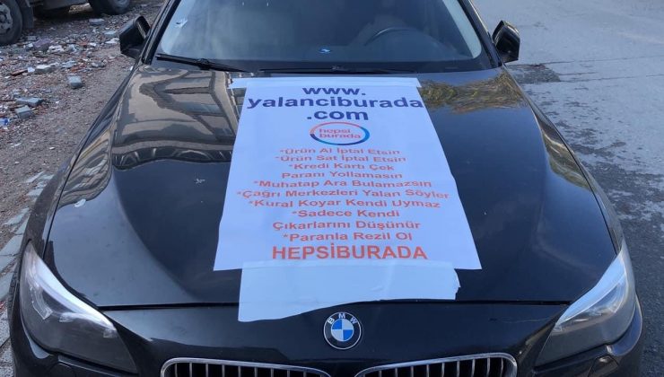 Hepsiburada.com mağdur etti gerekçesiyle afiş bastırıp arabasına astı ve şiir yazdı