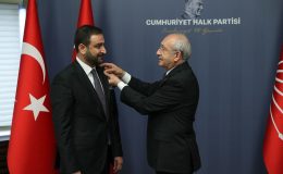 Kılıçdaroğlu AK Parti’den ayrılarak CHP’ye katılan üyelere rozet taktı