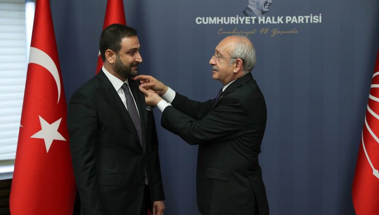 Kılıçdaroğlu AK Parti’den ayrılarak CHP’ye katılan üyelere rozet taktı