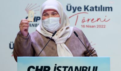 Sultanbeyli’de 300 Kişi CHP Rozeti Taktı. AKP Üye Kartını Masaya Bırakan Ev Hanımı hizmet görmediğim için CHP’ye Katılıyorum dedi .
