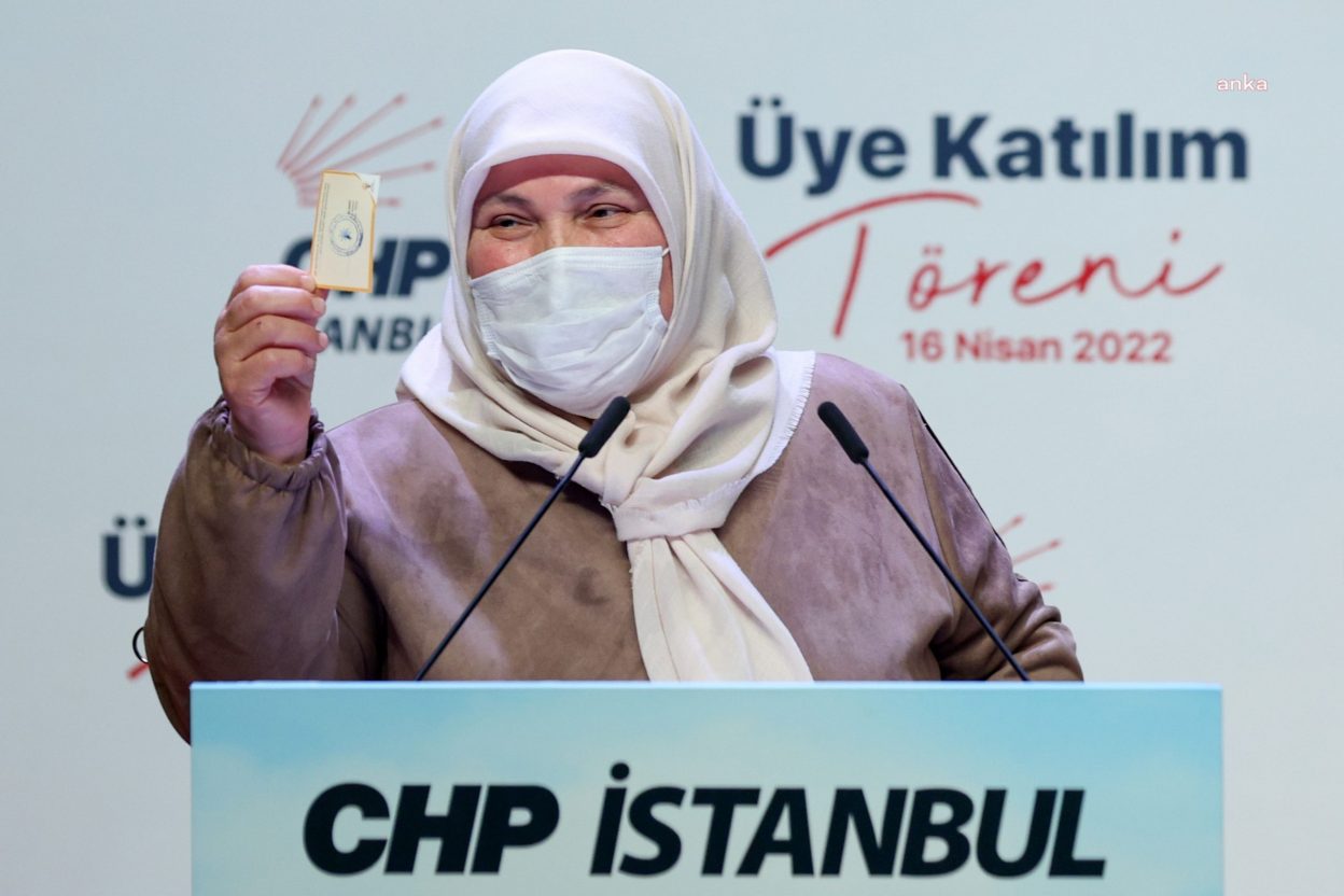 Sultanbeyli’de 300 Kişi CHP Rozeti Taktı. AKP Üye Kartını Masaya Bırakan Ev Hanımı hizmet görmediğim için CHP’ye Katılıyorum dedi .