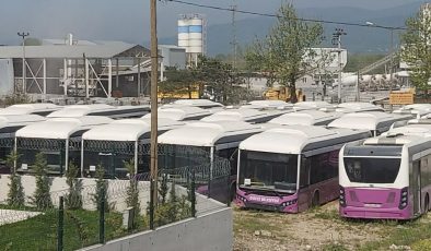 AKP’li Düzce Belediyesi’ne Ait 30’dan Fazla Belediye Otobüsü, Boş Alana Çekilip Hizmet Dışı Bırakıldı