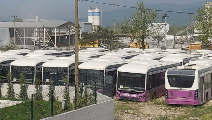 AKP’li Düzce Belediyesi’ne Ait 30’dan Fazla Belediye Otobüsü, Boş Alana Çekilip Hizmet Dışı Bırakıldı
