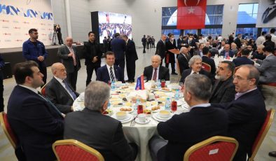 Karamollaoğlu ve İBB Başkanı Ekrem İmamoğlu Saadet Partisi İftarında Buluştu .