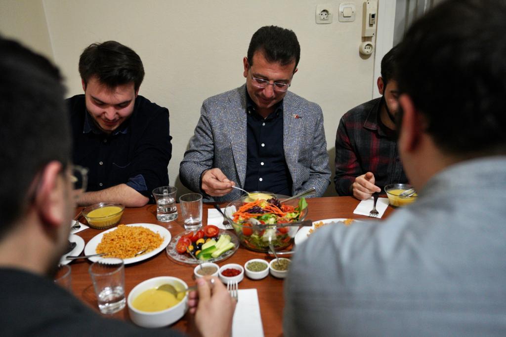 Ekrem İmamoğlu iftarını 6 tıp öğrencisi ile açtı !
