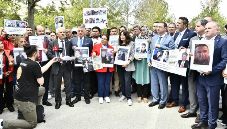 Uygur Türkleri, Yakınlarından Haber Almak İçin Çin Büyükelçiliği Önünde Toplandı
