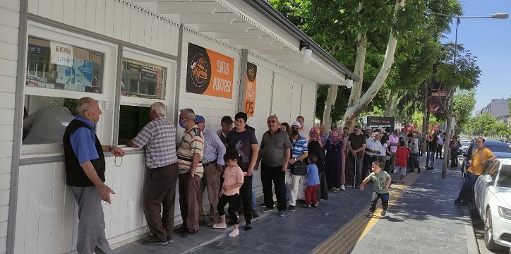 Niğde’de Halk Ekmek Kuyruğunda Bekleyen Vatandaş; “65 Yaşındayım Böyle Kuyruk Görmedim “