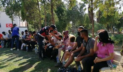 İzmir’de 855 Kaçak Göçmen Yakalandı, 2 Organizatör Tutuklandı