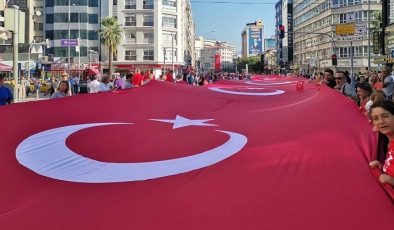 İzmir Haber: İzmir’de 350 Metrelik Dev Türk Bayrağıyla Zafer Yürüyüşü