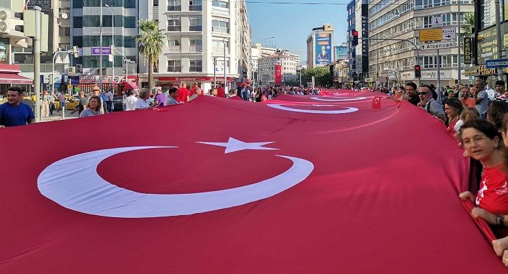 İzmir Haber: İzmir’de 350 Metrelik Dev Türk Bayrağıyla Zafer Yürüyüşü
