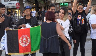 Aksaray’da Afganistan ve Suriye Uyruklu Bir Grup Kadın, Mahsa Amini’nin Ölümünü Saçlarını Keserek Protesto Etti