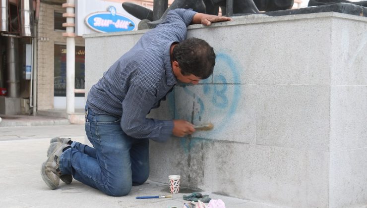 Burdur Haber: Burdur’da Atatürk Anıtına Sprey Boya İle Yazı Yazıldı.