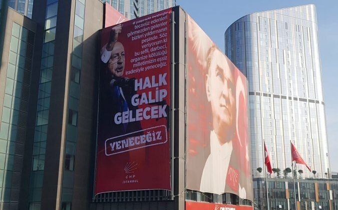 CHP İstanbul İl Binasına; Kılıçdaroğlu’nun “Halk Galip Gelecek, Yeneceğiz” Sözlerinin Yazılı Olduğu Dev Poster ile Atatürk Posteri Asıldı