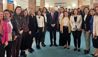 Kılıçdaroğlu, Kadınlara Seçme ve Seçilme Hakkı Verilmesinin Yıldönümünde CHP’nin Kadın Milletvekilleri ile Hatıra Fotoğrafı Çektirdi