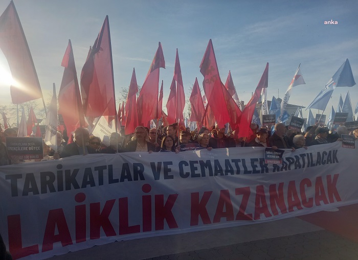 “Tarikatlar ve cemaatler kapatılacak laiklik kazanacak” sloganıyla bir araya gelen vatandaşlara cübbeli ve sarıklı kişiler saldırı girişiminde bulundu.