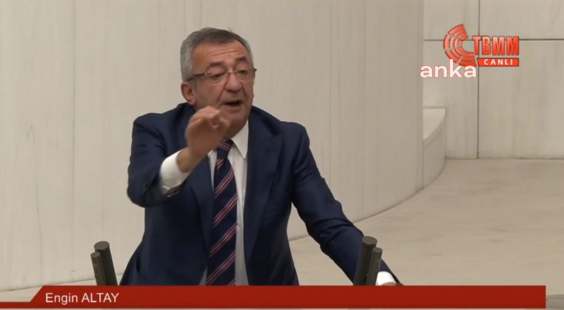CHP’li Altay’dan AKP’li Akbaşoğlu’na: Gömlek değiştirmekten geçtik, ‘hedefe ulaşmak için papaz elbisesi giyerim’ diyen bir zihniyetin mensuplarısınız!