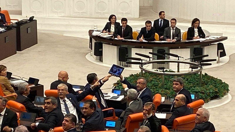 Engin Altay, TBMM’de Cumhurbaşkanı Yardımcısı Fuat Oktay’a Uyuşturucu ile Yakalanan ‘Veysel Filiz’ ile Olan Fotoğrafını Gösterdi