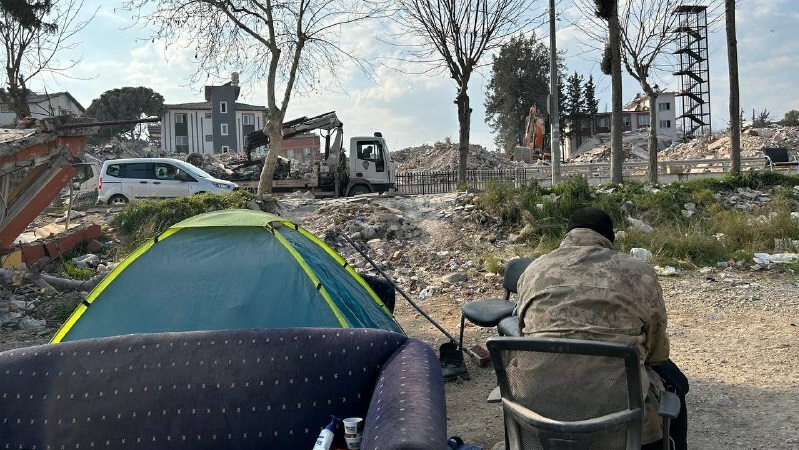Antakya’da; Kız Kardeşi ve Annesinin Cansız Bedeni Enkazdan Kendisi Çıkardı, Enkaz Altındaki Babası, Ablası ile Ağabeyi İçin Günlerdir Nöbet Tutuyor