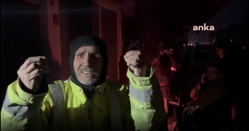 Hatay Kırıkhan’da Yardım Bekleyen Vatandaş: “7 Tane Cenaze Var. Elimizle Kazıdık. Allah’tan Korkun”