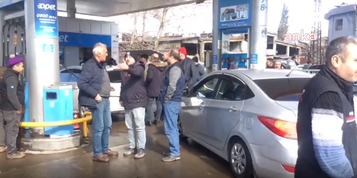 Kahramanmaraş’ta Benzin Kuyruğu: Cenazelerimiz Hepsi Çöküntünün Altında Elektrik Yok, Doğalgaz Yok, Ev Yok