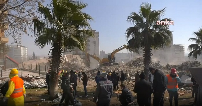 Kahramanmaraşlı Depremzede: “Bu inşaat alanı açılırken alta doğru 3-4 kat açıldığında su çıktı. Buna hangi firma izin veriyor acaba? Biz, bunlardan şikayetçiyiz