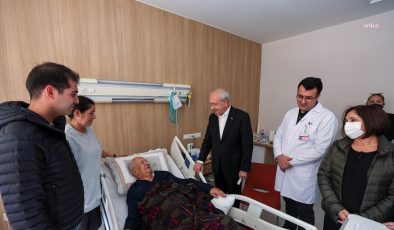 Kemal Kılıçdaroğlu; Eşi Selvi Kılıçdaroğlu ile Birlikte Depremde Yaralanan Yurttaşları, Hastanede Ziyaret Etti