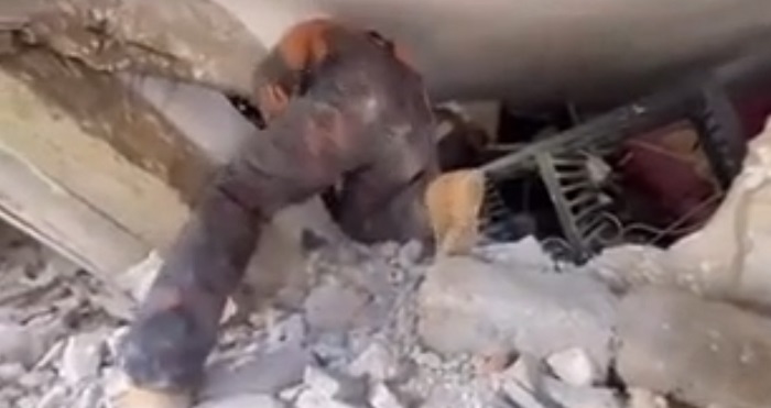 Youtuber “Deli Mi Ne?” Hatay’da Enkaz Altından Bir Vatandaşı Kurtardı.