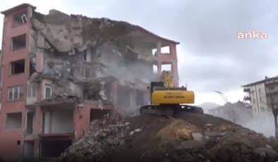 Aksaray’da Kentsel Dönüşüme Giren Bir Binanın Yıkımı Sırasında İş Makinesi Devrildi