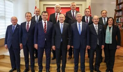 Kemal Kılıçdaroğlu, CHP Genel Merkezi’nde Büyükşehir Belediye Başkanları ile bir araya geldi.