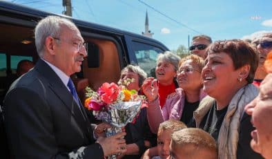 Cumhurbaşkanı Adayı Kemal Kılıçdaroğlu, Bulgaristan’da Türk soydaşlar tarafından çiçeklerle karşılandı.