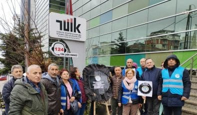 Emekliler İstanbul’da Tüik Önüne Siyah Çelenk Bıraktı: “İnsan Onuruna Yaraşır Yaşam Hakkı Yoksa Oy Moy Yok”