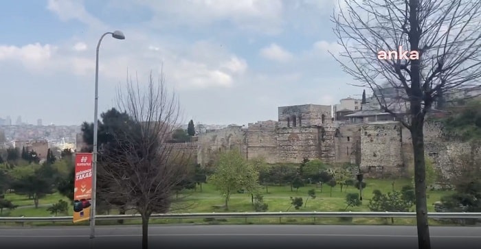 Erdoğan’ın İstanbul’daki Tarihi Sura Asılan Dev Pankartı Kaldırıldı