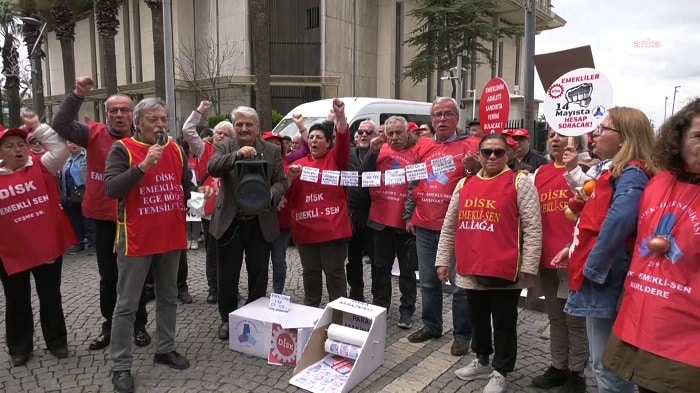 İzmir’de emekliler, hükümeti protesto etti: “Patates, soğan, güle güle Erdoğan”