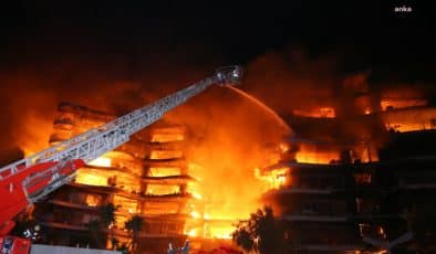 İzmir’in Narlıdere ilçesindeki bir sitede meydana gelen yangında, söndürme çalışmaları devam ediyor.