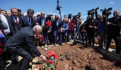 Kemal Kılıçdaroğlu, depremde yaşamını yitiren yurttaşların mezarlarına karanfil bıraktı, dua etti.