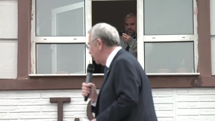 Meral Akşener, “Sinan katledildi. Buna müsaade edersek biz, sokakta gezemezsiniz” derken, bir yurttaş gözyaşlarını tutamadı.