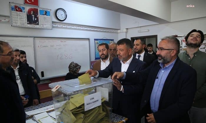 CHP Genel Başkan Yardımcısı Veli Ağbaba, Oyunu Malatya’da Kullandı