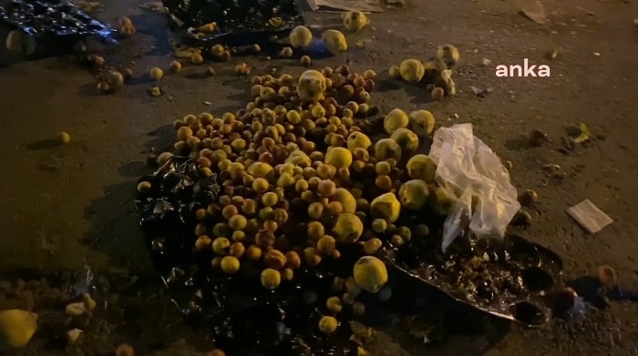 Mersin’in Akdeniz ilçesinde bazı pazarcılar, satamadıkları ürünleri yere döktü