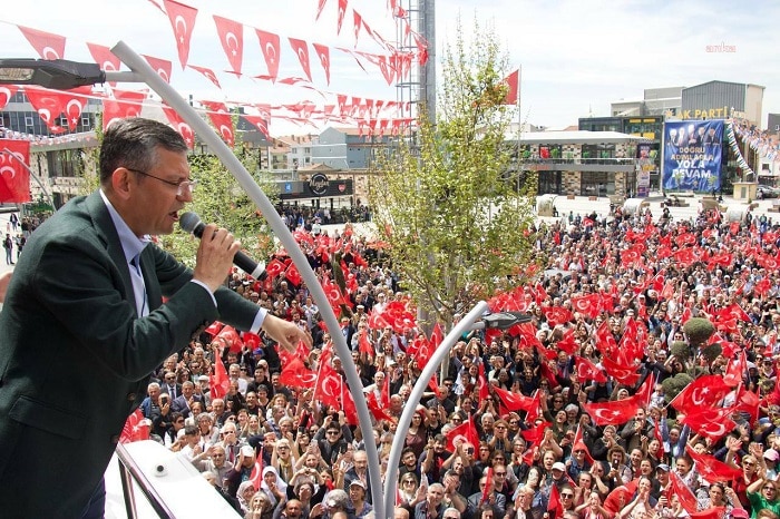 Özgür Özel, Çorum’da: “Bir kolunda MHP bir kolunda BBP, listesinde HÜDA PAR. Kimler kimlerle beraber…”