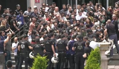 Ankara’da avukatların tutuklu TİP Milletvekili Can Atalay için adliye önünde yapacakları basın açıklamasına polis engel oldu.