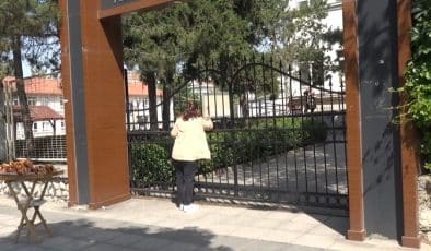 Çorum’da YKS sınavına geç kalan 53 yaşındaki kadın, bahçe kapısından atlayarak okula girmeye çalıştı.