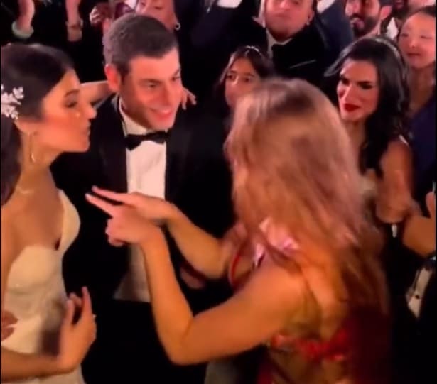 Dansözü Gören Damat, Yanındaki Gelini Unuttu