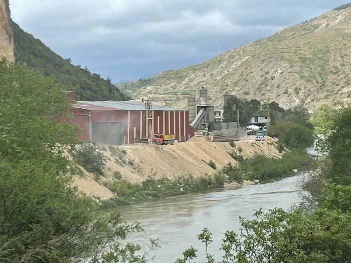 Hatay Samandağ’daki taş ocağı, depreme rağmen çalışmalarına aralıksız devam ediyor, vatandaş tepkili
