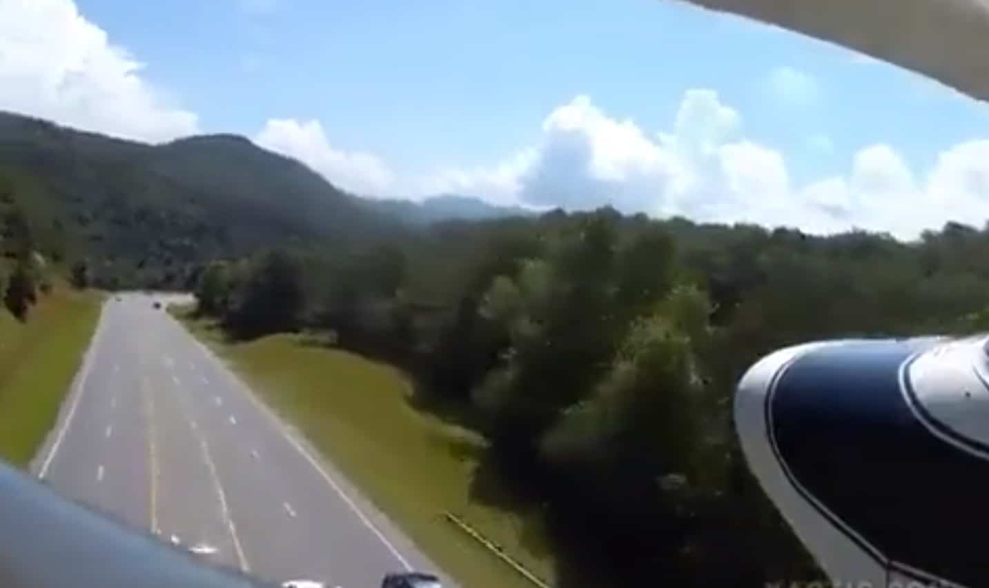 Motoru arızalanan uçak, otoyola acil iniş yapmak zorunda kaldı.