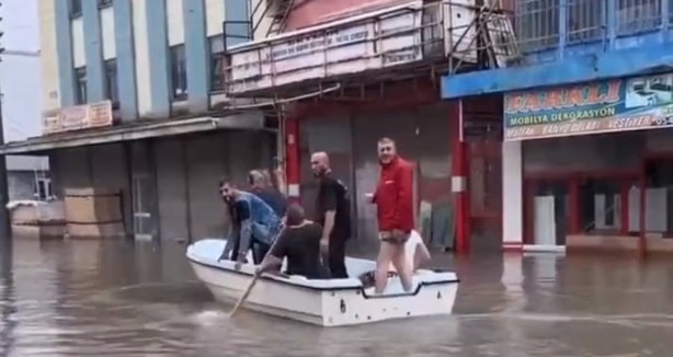 Sağanak yağışın sele neden olduğu Samsun’da, insanlar kayıklarla iş yerlerine ulaşmaya çalıştı.