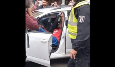 Almanya’da PKK sempatizanlarının eyleminin ortasında bir Türk, ayaklarını arabasının kapısına uzatıp bozkurt işareti yaptı.